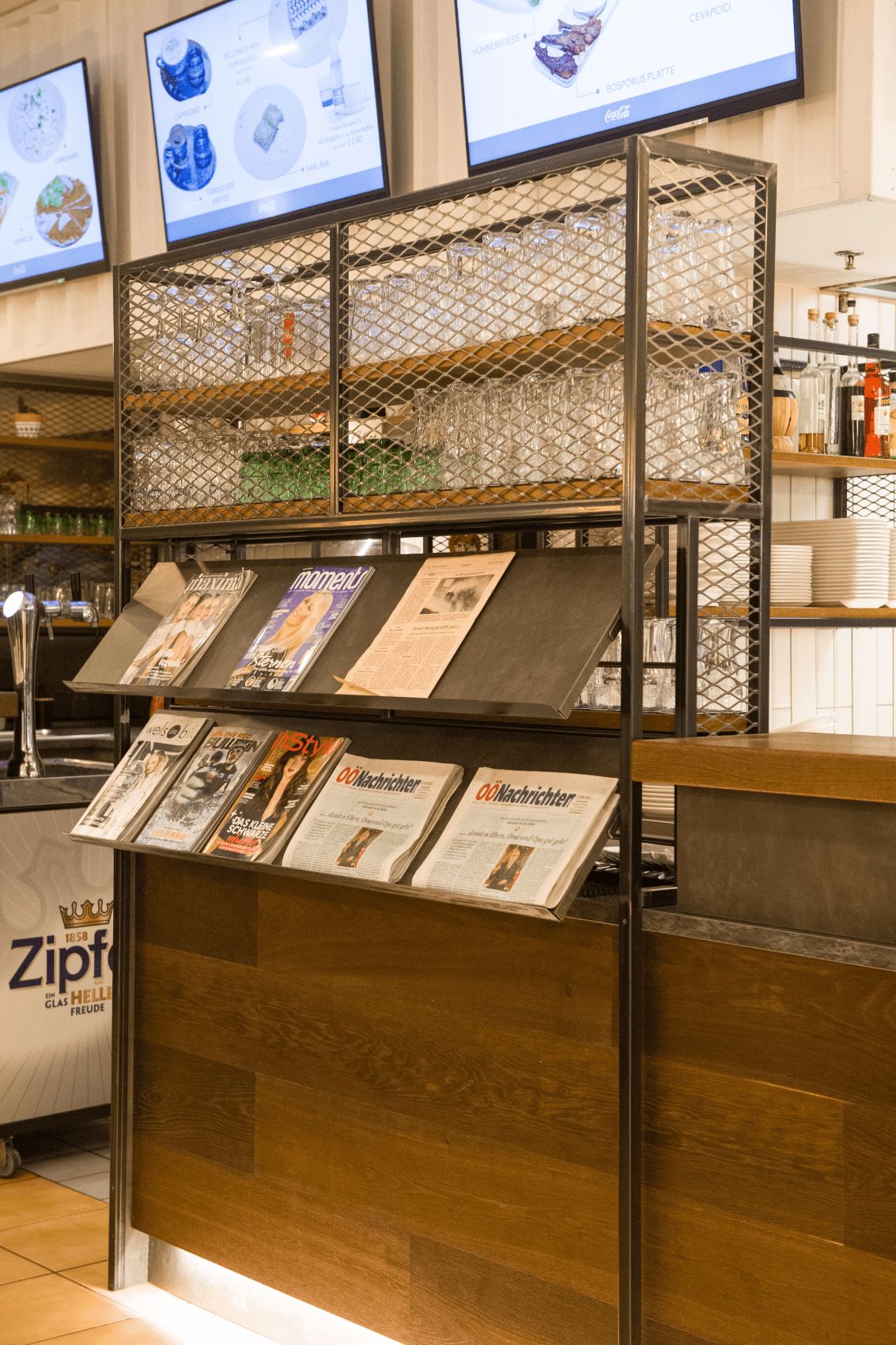 Trennwand mit Zeitungsständer - Aris Imbiss Wels - Gastronomieplanung Trennwand mit Zeitungsständer - Aris Imbiss Wels - Gastronomieplanung